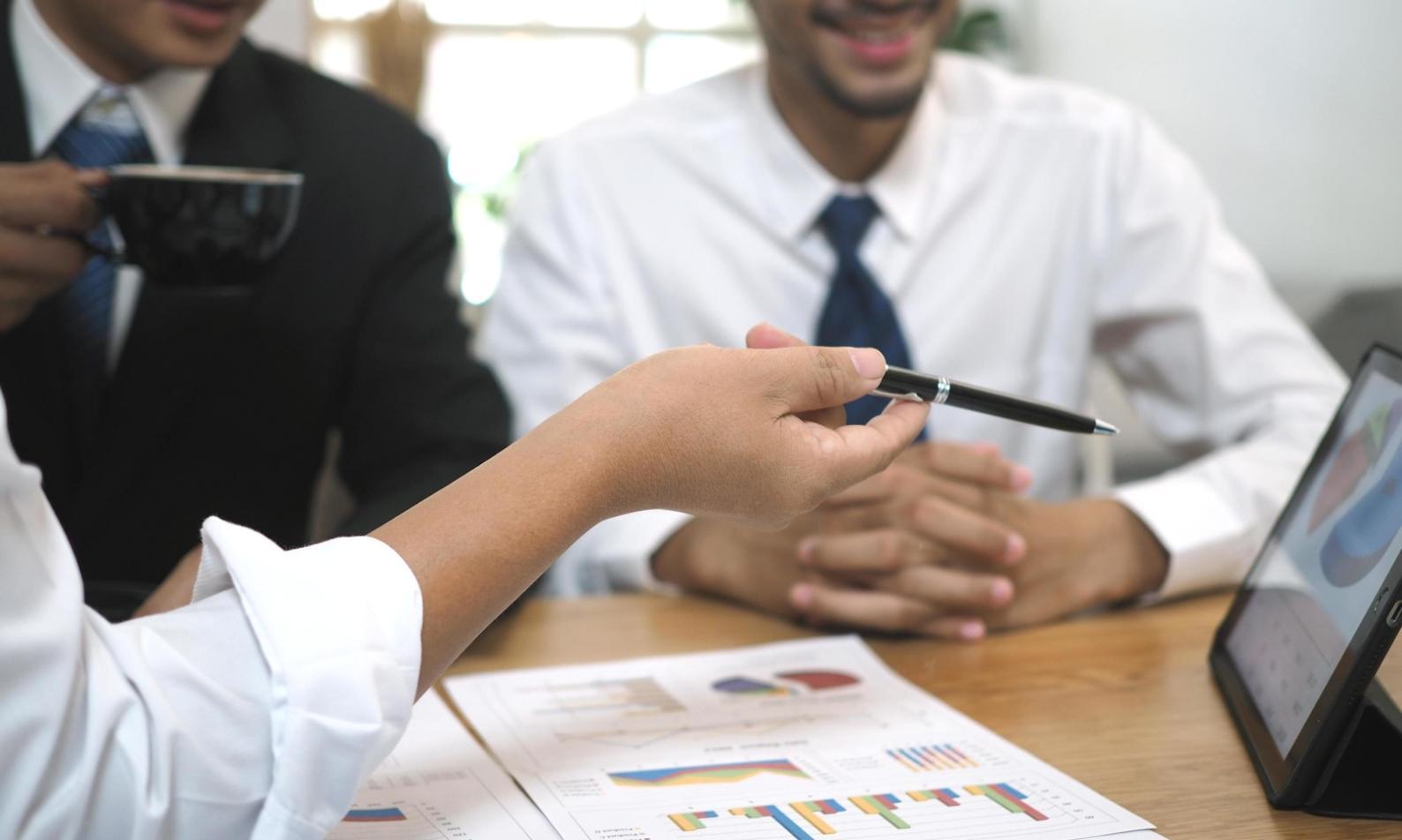 Modernes Büro mit strukturierten Arbeitsbereichen für Finanzplanung
